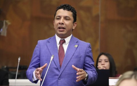 El asambleísta de ADN, Álex Morán, fue el encargado de presentar el cambio del orden del día para fiscalizar a tres municipios.