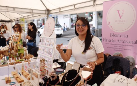 La feria ofrece artesanías, bisutería y gastronomía; una oportunidad para comprar antes del show de Shakira.