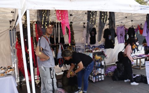 Los fanáticos pueden encontrar productos personalizados y souvenirs relacionados con el concierto de Shakira en Quito.