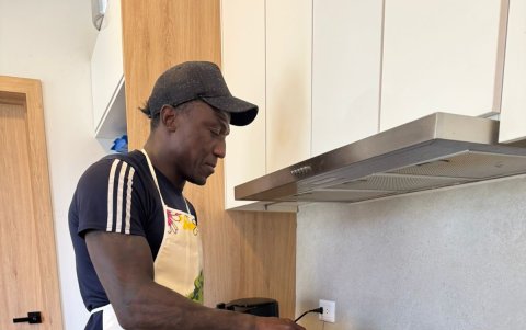 Roberto La Tuka Ordoñez cocinando en su casa de Cuenca.