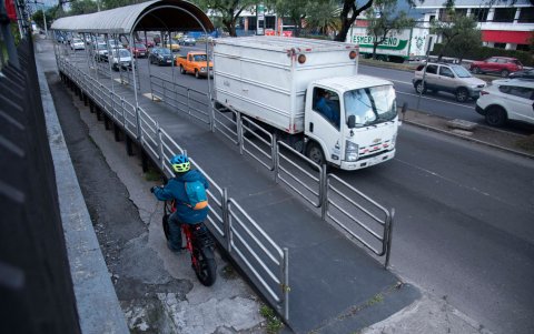 La estructura ocupa casi toda la vereda. Ciclistas también usan ese espacio.