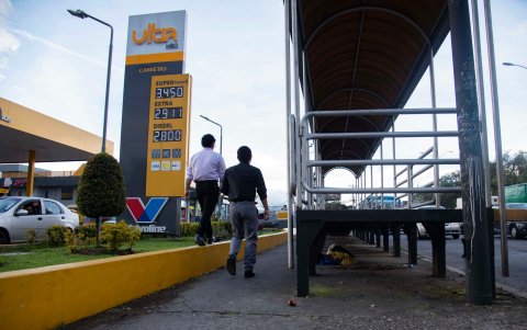 Debajo de las paradas, los habitantes de calle dejan ropa, cobijas y cartones.