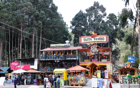 Junto a la laguna se encuentra una plaza de restaurantes para disfrutar comida local.