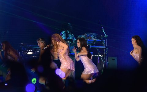 La cantante colombiana fusionó ritmos latinos, árabes y africanos ante un estadio lleno.