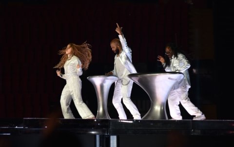 El público coreó cada éxito mientras Shakira conectaba con su energía y versatilidad escénica.