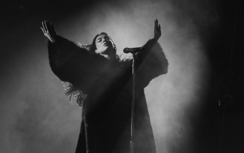 La artista británica emocionó a miles con su versión en español del clásico de Miranda!.