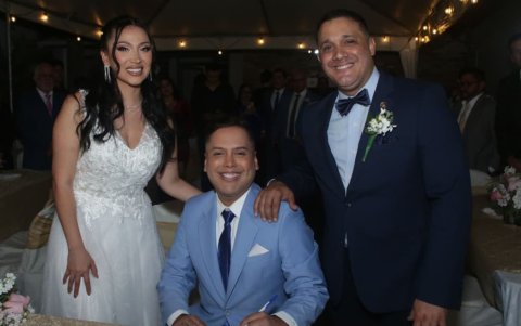 La pareja con uno de los testigos, Dieter Hoffmann.