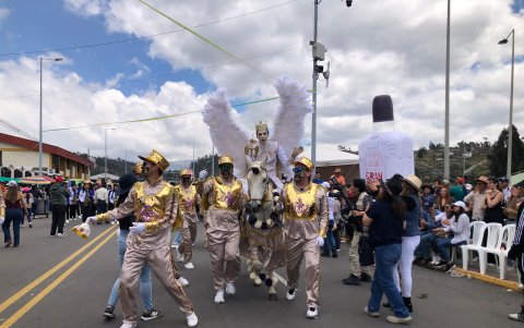 Sobre su caballo blanco, el Ángel de la Estrella da plegarias a la virgen de La Merced.