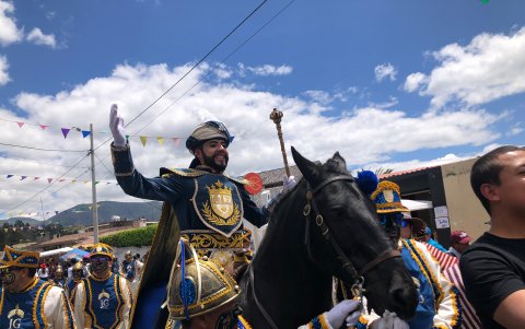 Uno de los personajes que sintió el cariño de la gente fue el Rey Moro, quien recorrió las calles de Latacunga sobre su caballo.