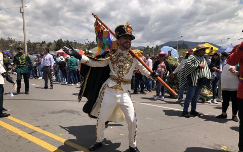 Javier Campaña, Abanderado 2025 con su peculiar paso de baile se llevo los aplausos de los asistentes a la fiesta.