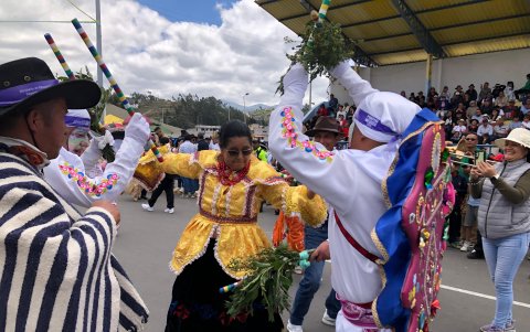 La Prefecta de Cotopaxi, Lourdes Tibán causo furor entre los asistentes, quienes no dudaron en pedirle una foto y mostrar el cariño ante la autoridad.