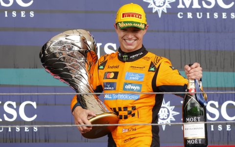 El británico Lando Norris de McLaren celebra al ganar el Gran Premio de Formula Uno de Sao Paulo 2025.