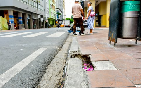 Otros sitios se han dañado por el paso de vehículos que no deberían circular en la acera.
