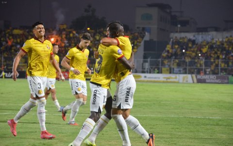 Janner Corozo y su doblete, festeja con Joao Rojas.