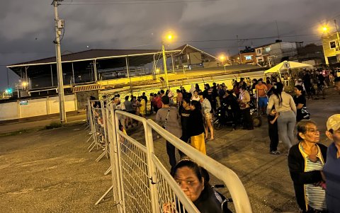 Al menos 200 personas permaneces afuera de la cárcel de Machala en busca de noticias de sus familiares.