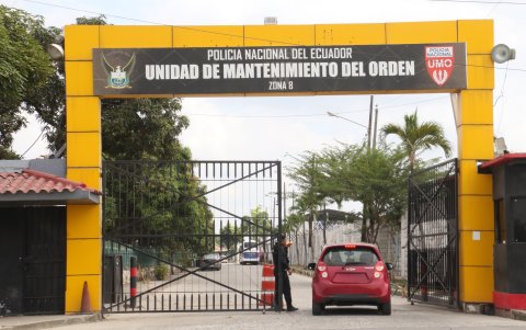 Fachada. En la entrada del centro se observa el letrero de la UMO.