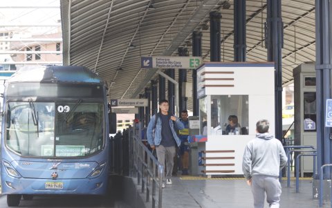 2. Buses. El transporte municipal aún no se empata con el Metro de Quito para el Sistema Integrado de Recaudo ni con el transporte convencional que está concesionado a empresas privadas.