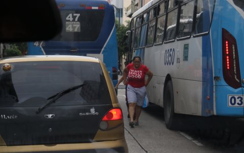 En la calle Rumichaca se observa que los conductores de buses dejan en media calle a los pasajeros. Este tipo de actitudes, usuarios y peatones exigen a los conductores cambiar.