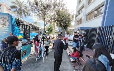 Padres de pacientes con distrofia muscular realizan un plantón frente al Hospital Carlos Andrade Marín para exigir al IESS la entrega del medicamento Translarna