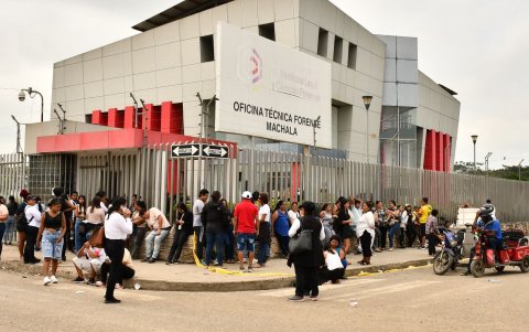 Familiares esperan entre angustia y dolor fuera del Centro Forense de Machala para conocer la identidad de las 37 víctimas.