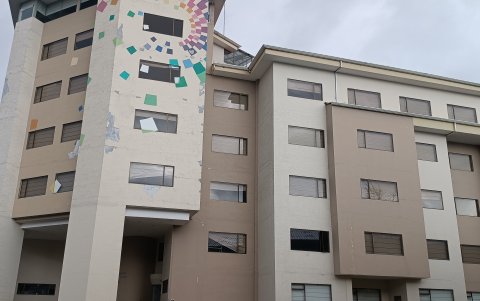 Mantenimiento. La misma fachada del lugar luce descuidada y cuarteada, con pedazos que se han desprendido