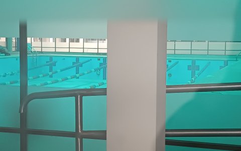 Deshuso. De la recordada piscina semiolímpica climatizada solo quedan las 7 carrileras y un montón de plásticos.