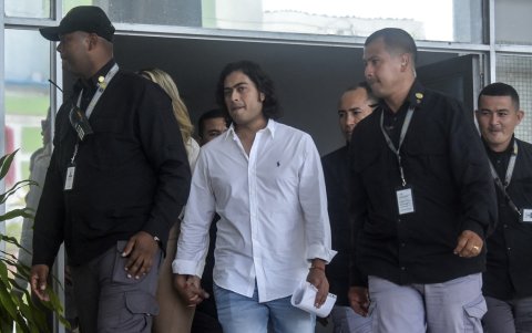 Nicolás Petro (C), hijo del presidente colombiano Gustavo Petro, acompañado de su novia, Laura Ojeda (cubierta), llega a una audiencia en la Corte Suprema de Justicia en Barranquilla.
