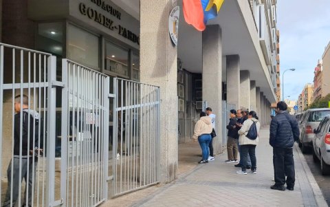 El Consulado en Madrid se convierte en punto de encuentro para ecuatorianos que buscan información sobre el Referéndum y la Consulta Popular.