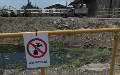 Polémica. Interagua explicó que la foto usada por el presidente fue tomada en una planta de tratamiento de aguas residuales en construcción. Un letrero indica que no es agua potable.