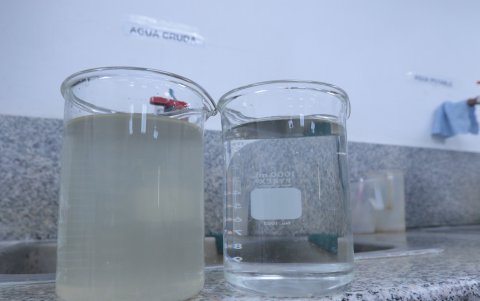 Comparativa. Se muestra en qué estado es tomada el agua desde el río Daule (izquierda) y cómo queda luego del proceso de potabilización efectuado por Interagua (derecha).