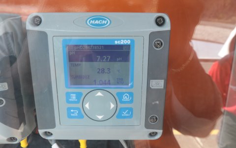 Evidencia. Interagua muestra que la calidad del agua es la adecuada para el consumo humano.