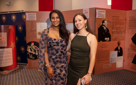 Nuvia Besilla y Pamela Dávila.