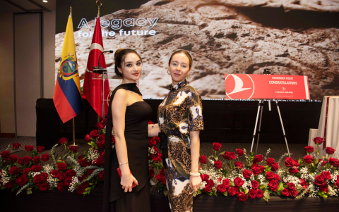 Gulay Eryentu y Nicolle Massu.