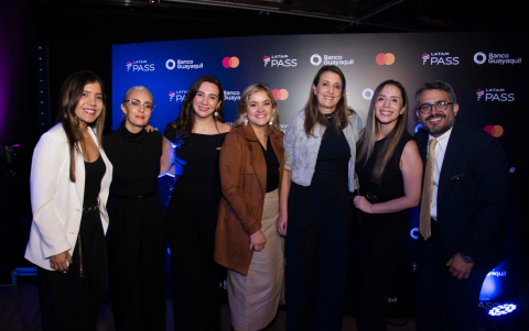 Stefanía Bustamante, Carla Armendáriz, Pamela Ávalos, Paula Pólit, Caridad Serrano, Daniela Jaramillo y Carlos Mayorga.