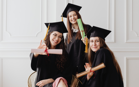 Mujeres jóvenes de Ecuador pueden postular a las Becas Impulso Ecuador 2025 para continuar sus estudios superiores.