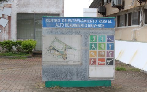 La señalética de entrada, deteriorada y desteñida, anticipa el estado actual del CEAR en Rioverde.