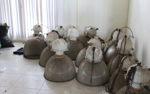 Los reflectores yacen en el piso, dañados y amontonados en una bodega, sin posibilidad de volver a usarse.