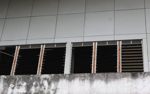 Las ventanas quedaron expuestas a la intemperie: los vidrios se rompieron y nunca fueron reemplazados.