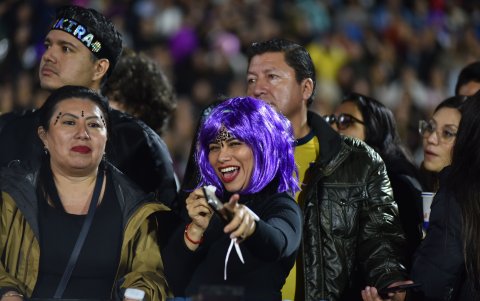 Fanáticos de Shakira antes de verla en el estadio Olímpico Atahualpa.