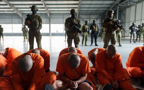 Fotografía tomada de la cuenta en X @DanielNoboaOk del presidente de Ecuador, Daniel Noboa, de presos durante su traslado a una prisión de máxima seguridad.