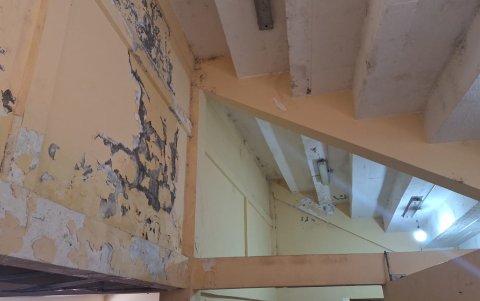 Las filtraciones de agua se advirtieron desde que se inauguraron las obras, pero no se corrigió.