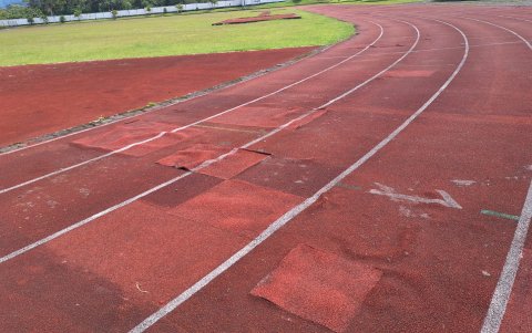 La pista atlética del CEAR Leonidas Proaño no es apta para el entrenamiento de alto nivel.