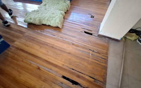 El piso de parqué de gimnasia se ha ido rompiendo, sin mantenimiento en una década.