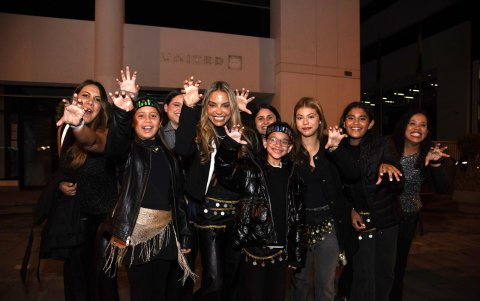 Ambiente festivo en los alrededores del Estadio Olímpico Atahualpa durante el show de Shakira.
