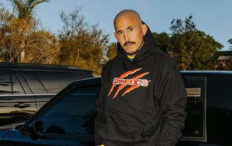 Marlon 'Chito' Vera vistiendo una hoodie de su nueva 'merch' con StreetXAD.