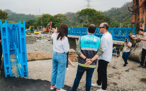 Prefectos durante la habilitación del segundo puente.