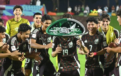 México celebrando su clasificación como mejor tercera en la fase de grupos del Mundial Sub-17.