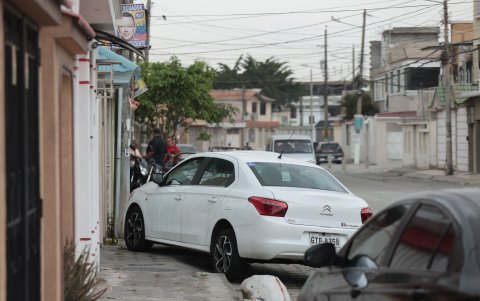El peatón debe obligatoriamente abrirse a a la vía vehicular para seguir su paso
