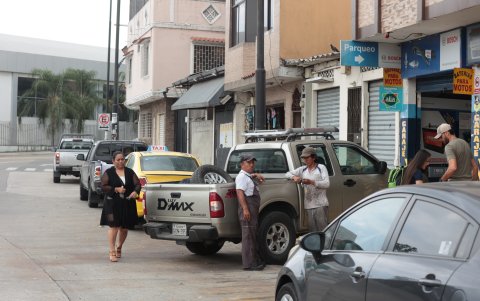 En ciertos barrios, estas aceras ya funcionan como parqueaderos nocturnos, incluso.