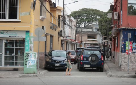 Algunos vehículos tapan la entrada vehicular hacia residencias.